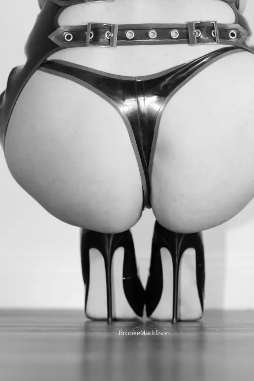 Heels and ass… the perfect pairing x