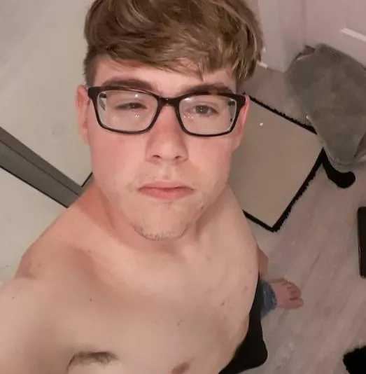 Hehe I'm bored sooo many hot guys on here 🥵🥵🥵🥰🥰🥰