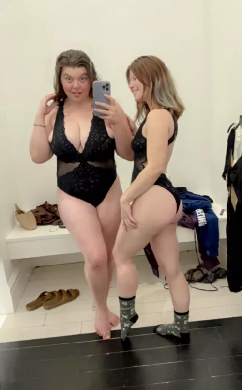 Heheh she’s 4”11 am 5”2 she has the ass I have the tits. 💕😇