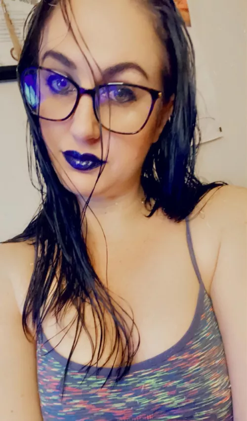 Hello my babies 💋 Cum play 🥰 Fat ass 🍑 Big titties 🍈🍈 these eyes tho. 👀 Older woman ☺️ Thicc 💁🏽♀️ Requests and exclusive content $$$ 💰 links in bio and below bb. I have some panties I need to sell, they’re too tigh