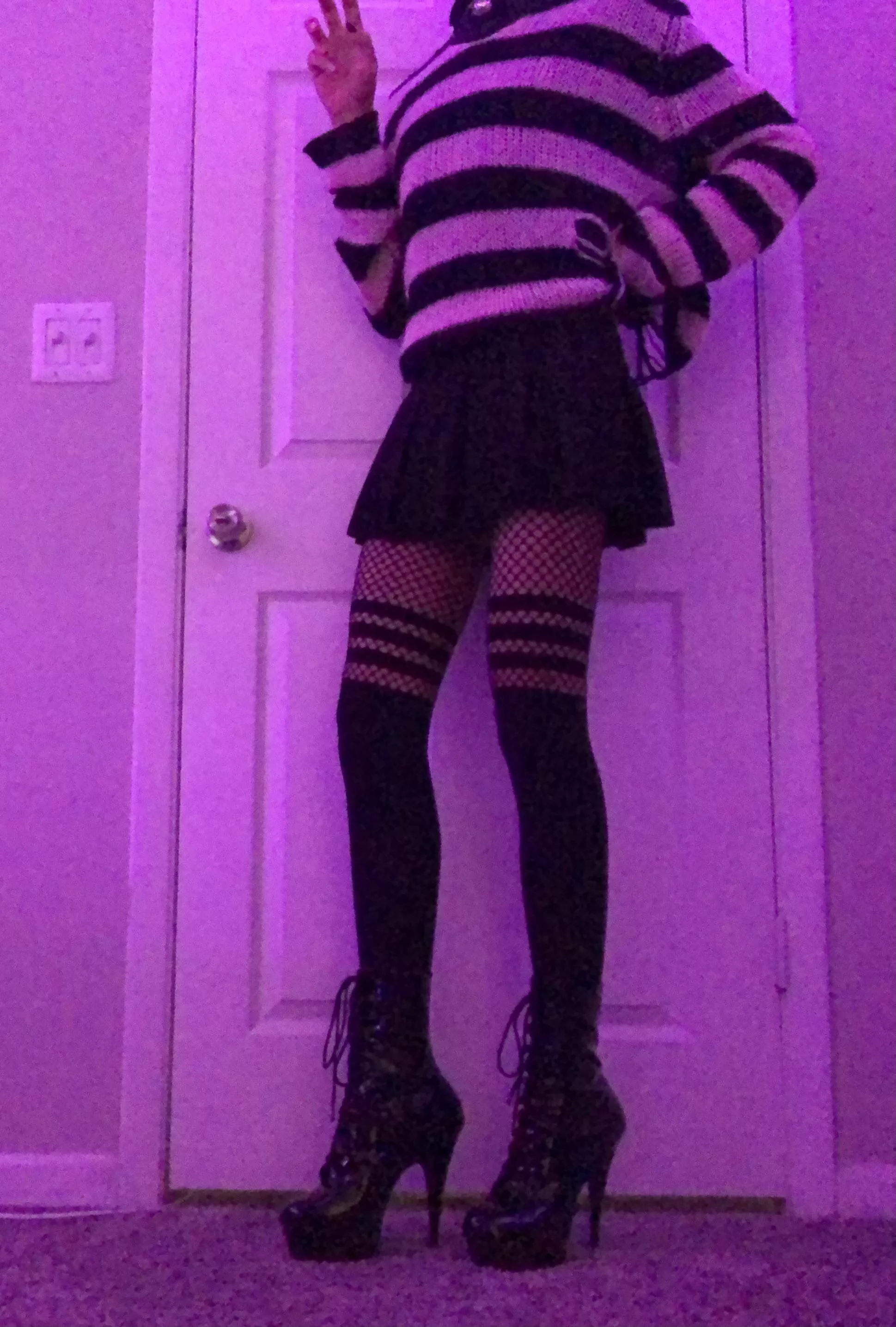 hello people sorting by new. i am in need of cuddles and anime 🖤