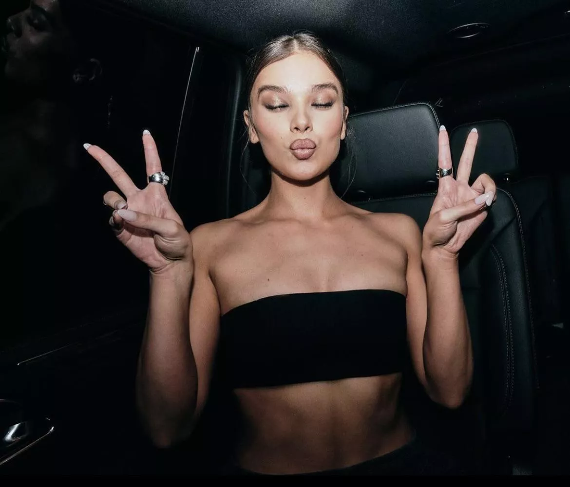 Help me explode for Hailee Steinfeld Help me explode for Hailee Steinfeld