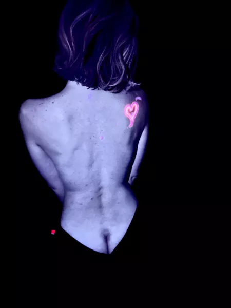 Her back, a black light, and a UV crayon 🖍 Her back, a black light, and a UV crayon 🖍