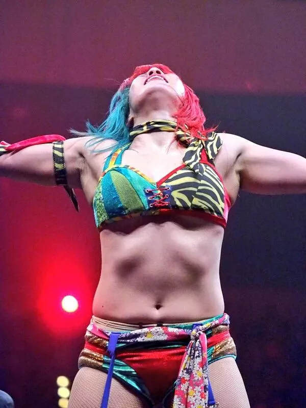 Her exposed belly turns me on Her exposed belly turns me on