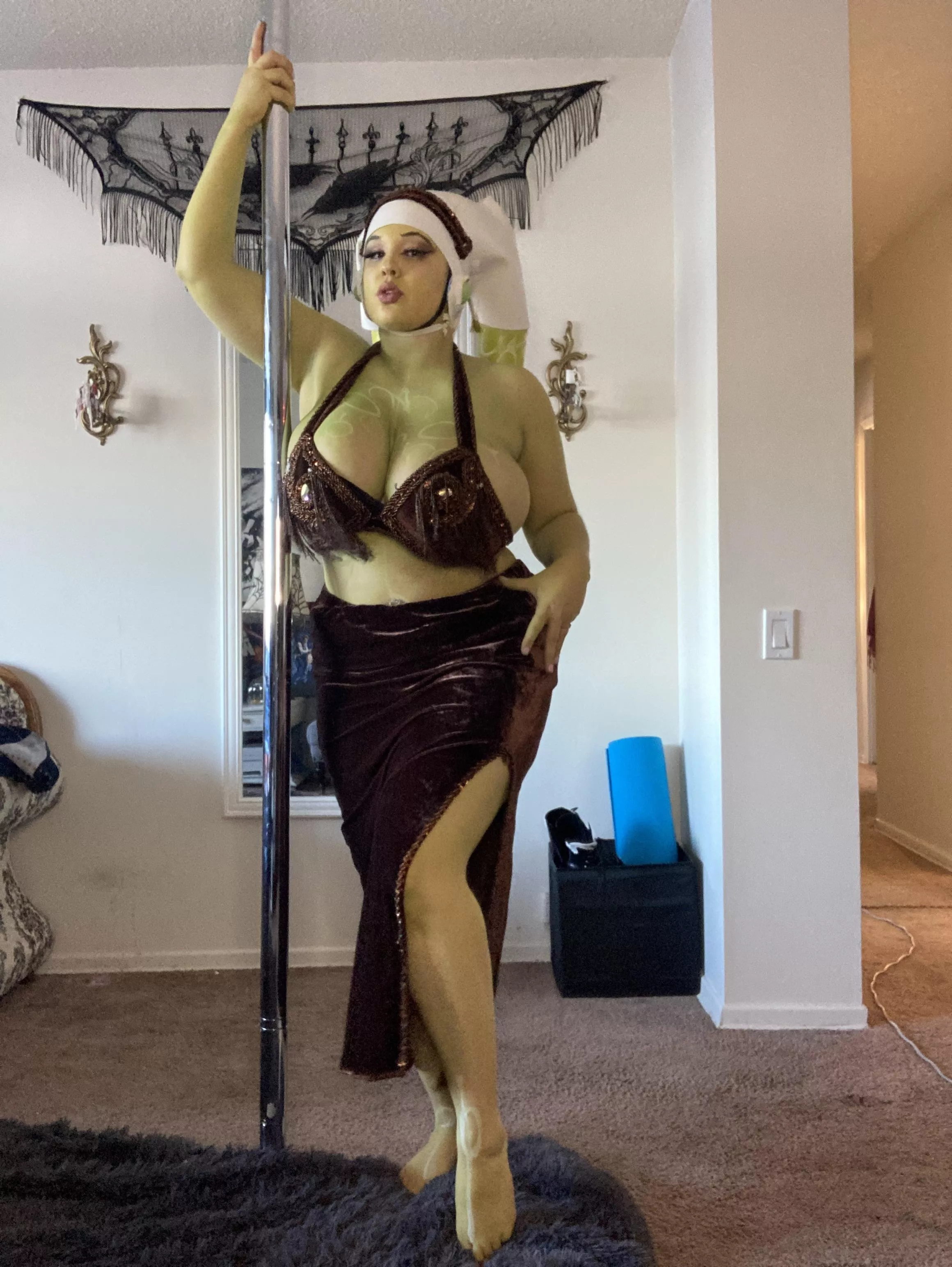 Hera waiting to entertain you (Peony Felicity)