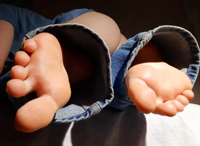 Here to make you lose NNN with my denim soles π Day eleven, toes close up, but with a sneaky butt shot π§‘