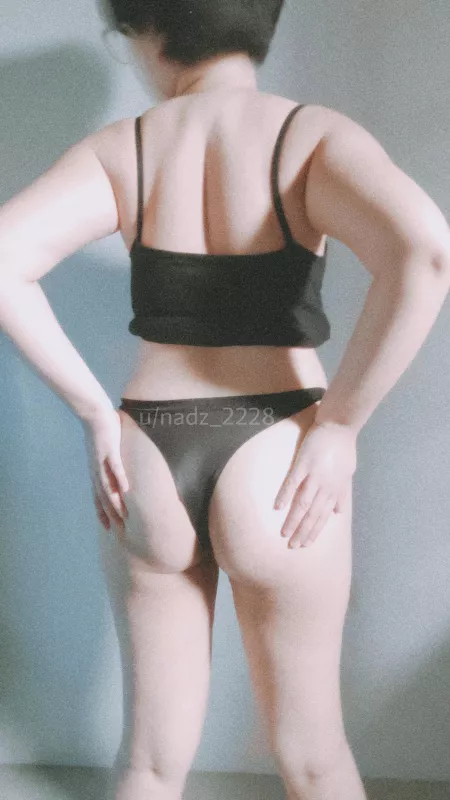 Here's a peach and I need your cream ππ¦ (f)