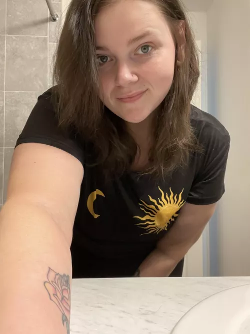 Here’s a selfie that shows my sick self ☺️ you’re welcome 😜