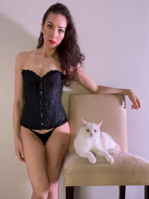Heβs the boss; Iβm just his corset toy (42F) Heβs the boss; Iβm just his corset toy (42F)