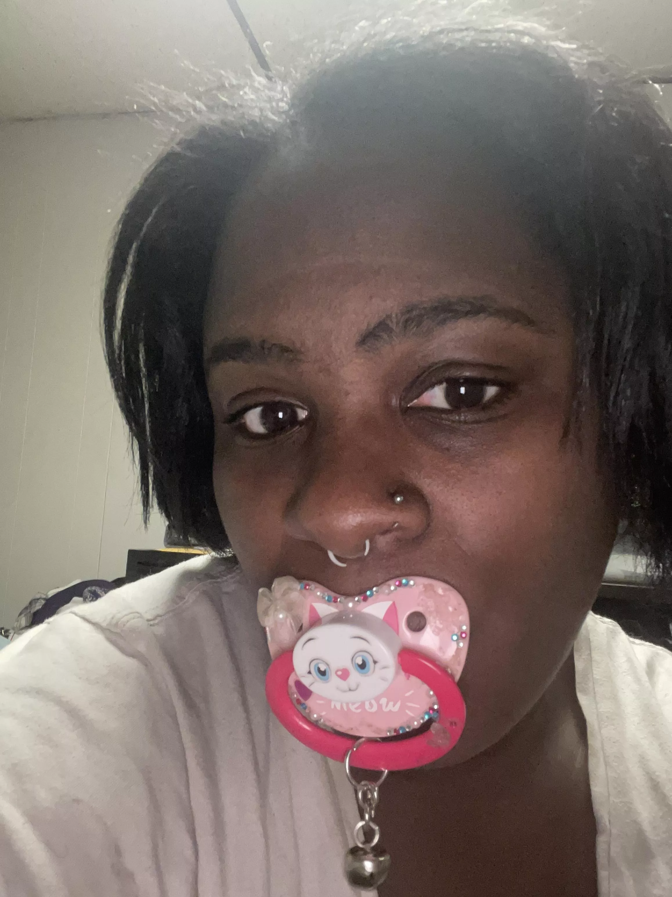 Hewwos! I had a hard week and I think it’s time to be little once again. Who relaxes in little space after a rough week of big girl work?