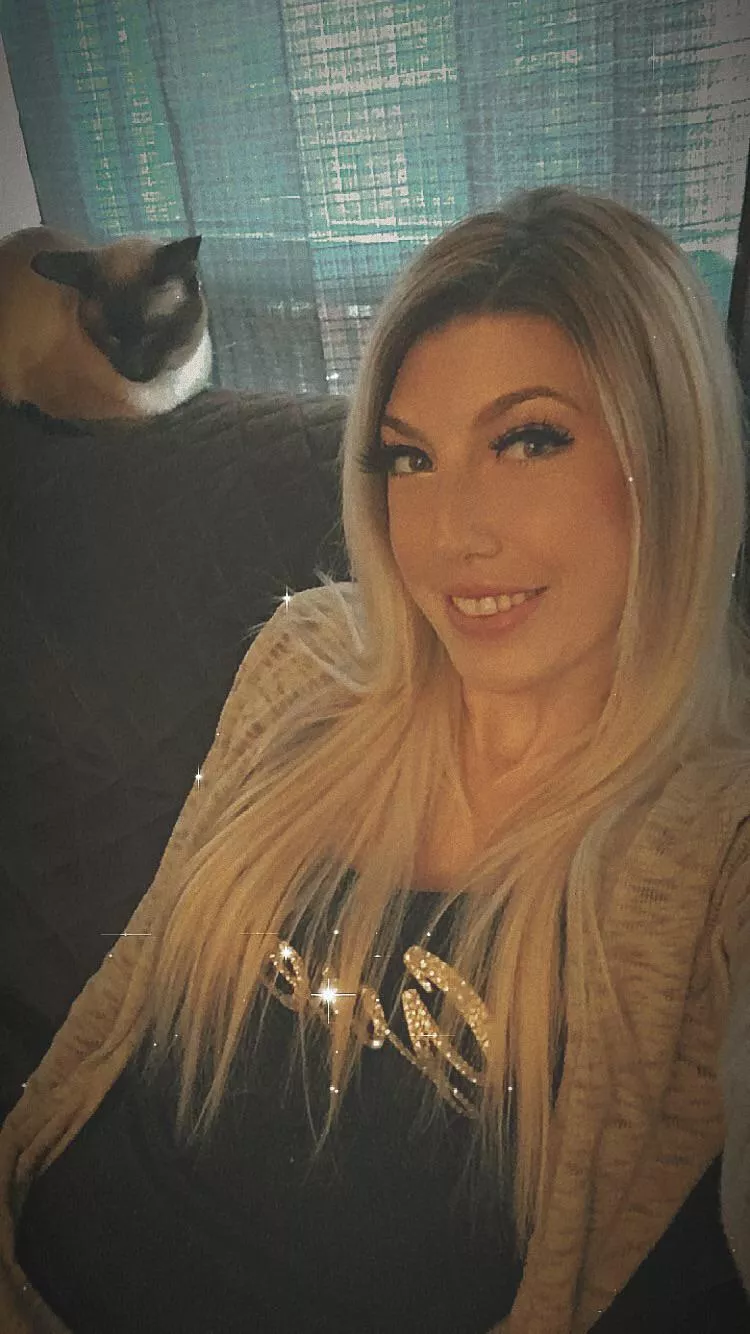 Hey add me on instagram im accepting request all day: @Blondieloveee