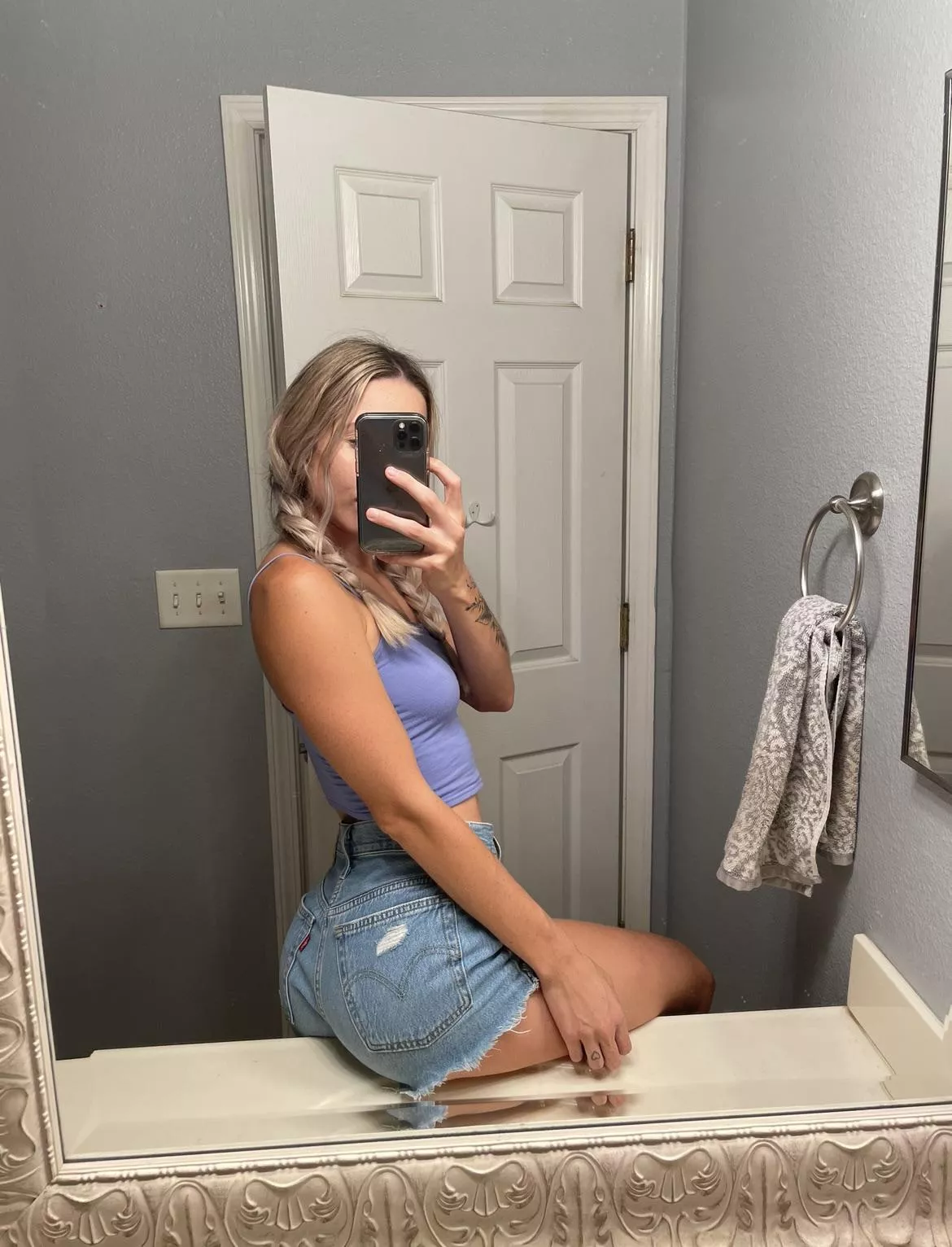 Hey Come check out my page for some fun 🤤 I take customs and requests 🤗❤️