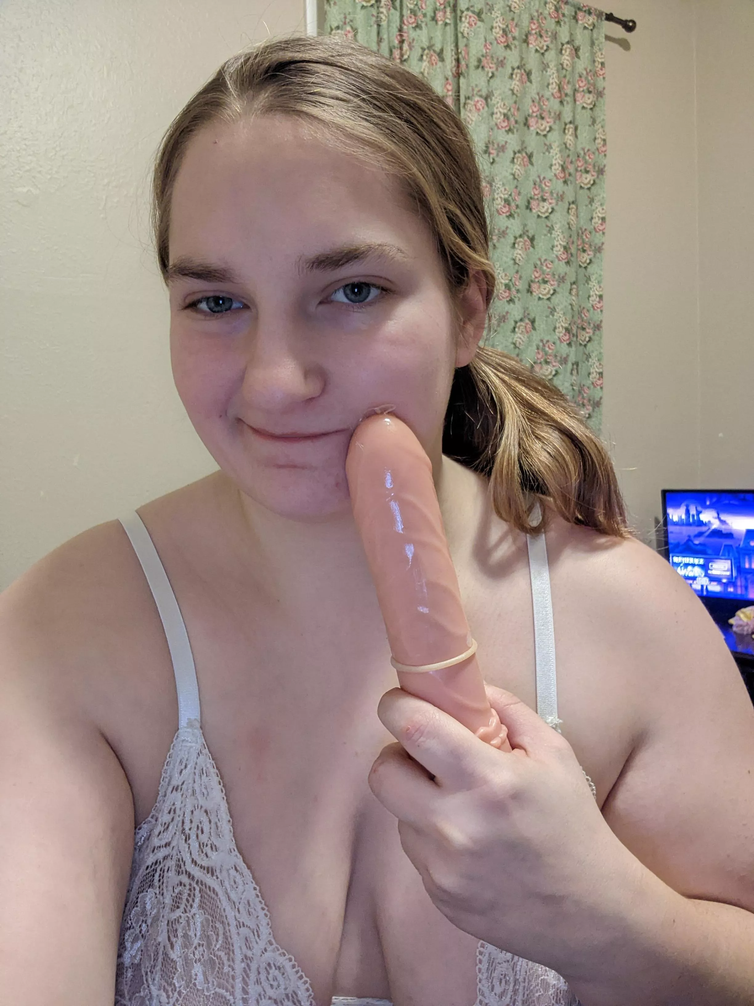 Hey daddy 😘 why don't you cum subscribe for free and see what kind of fun I like to have with my toys 😘😘