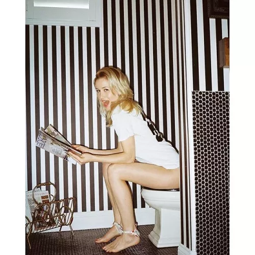 Hey!!! I'm pooping! Stop staring! Hey!!! I'm pooping! Stop staring!