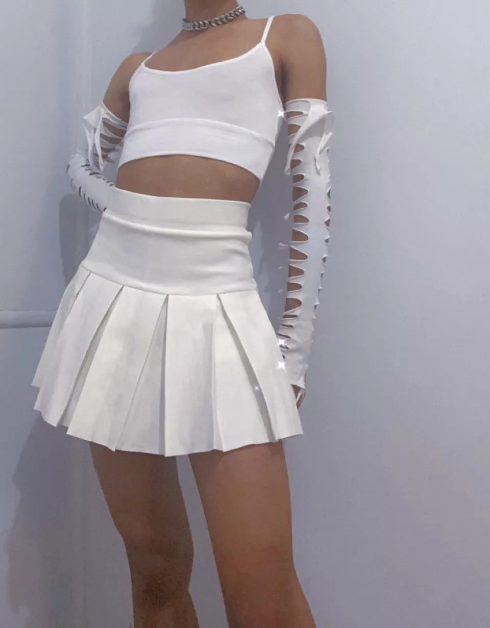 Hey so ummm… do you like my all white outfit? 👉👈