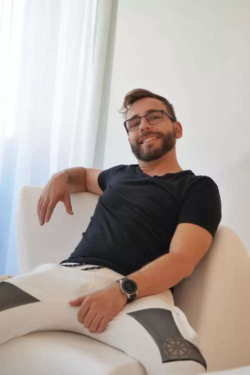 hey 😁 wanna sit on my lap ?