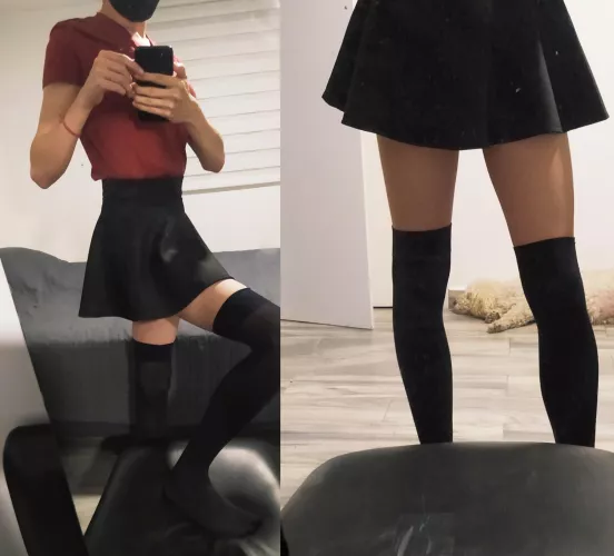 Hi again β€οΈ here's me in a cute skirt Hi again β€οΈ here's me in a cute skirt
