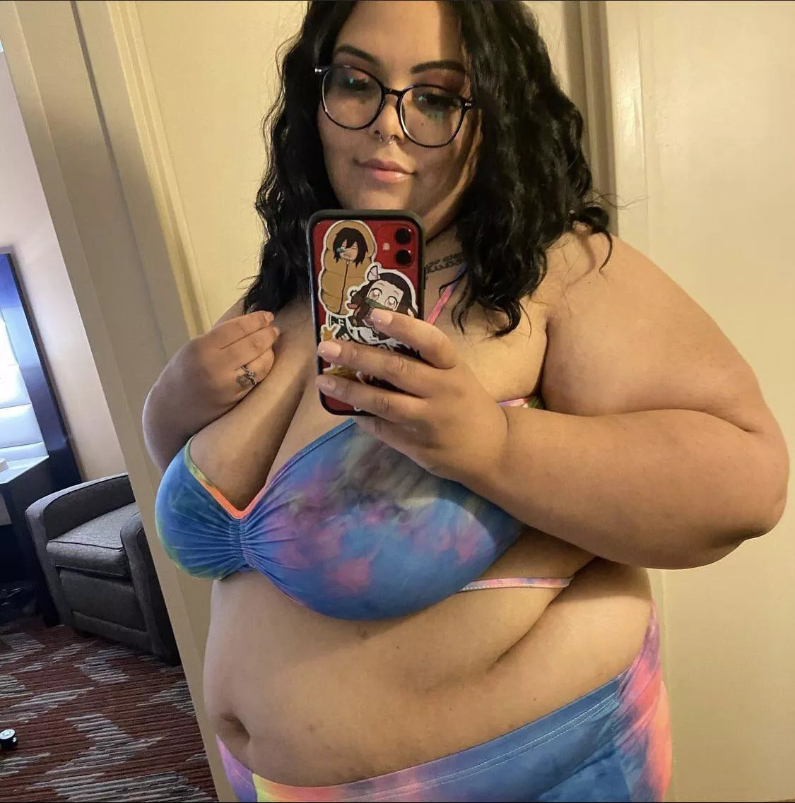 Hi am seeking for a feeder to fatten me up till I get so fat kik anabella680