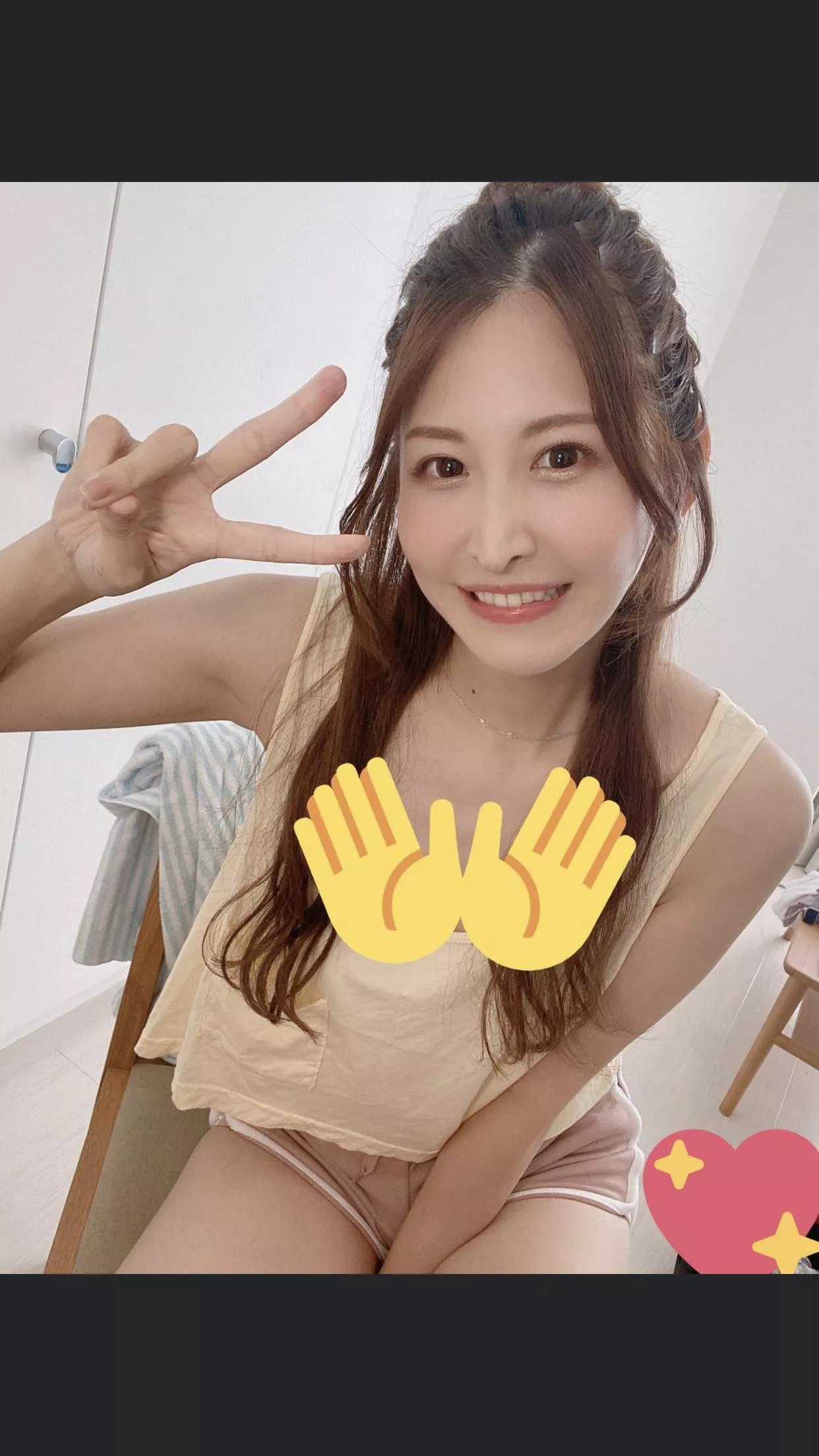 Hi, anyone knows her name? Hi, anyone knows her name?