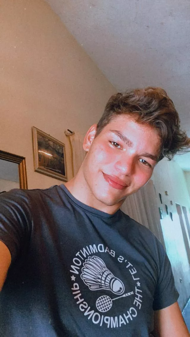 Hi anyone want to talk to me?😳