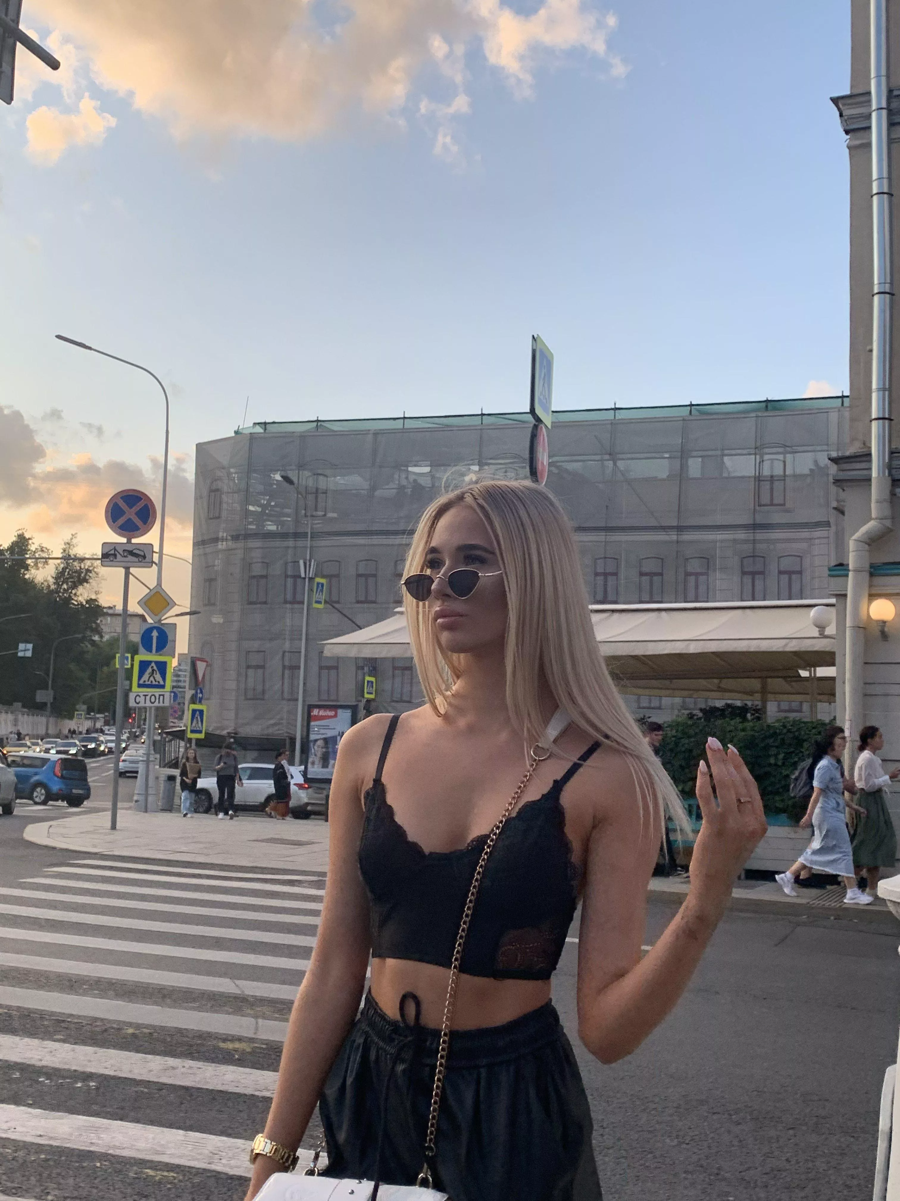 Hi honey, do you want to play with me? 🎮 Click the link in my bio to chat with me now 😘