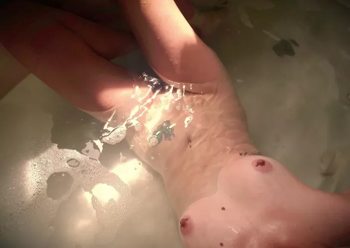 Hi! I like to play with light and water and weird angles. Sometimes all at once 🙂