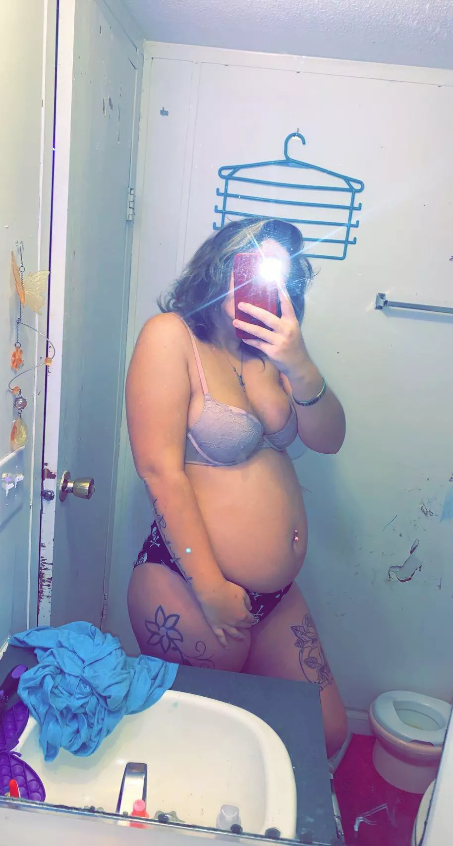 Hi Iβm currently 23 weeks pregnant, I have my nipples and belly pierced. Message me for moreπ Hi Iβm currently 23 weeks pregnant, I have my nipples and belly pierced. Message me for moreπ