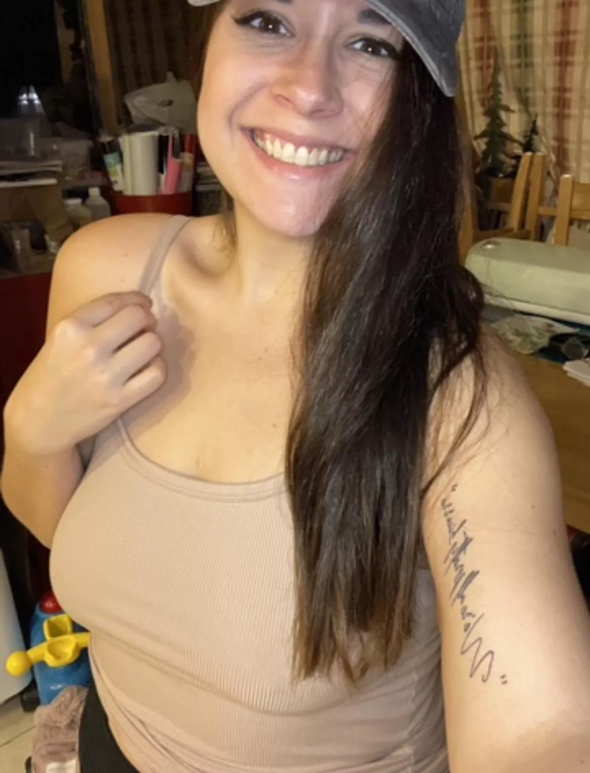 Hi Iβm Shelbie! A free spirit who hates bras. Hi Iβm Shelbie! A free spirit who hates bras.