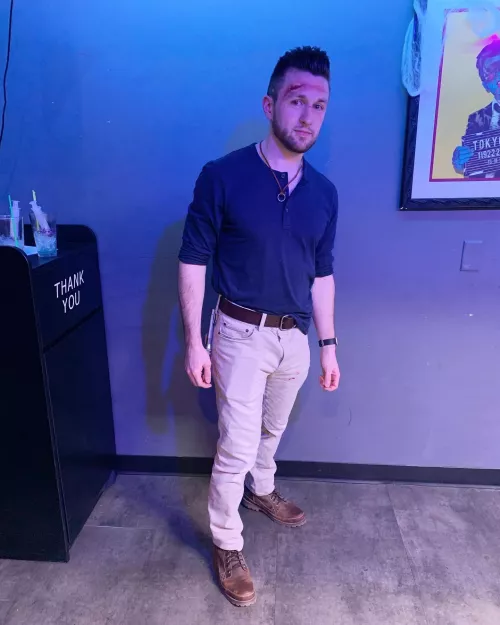 Hi my name is Nathan and for Halloween I dressed up as Nathan (Drake)