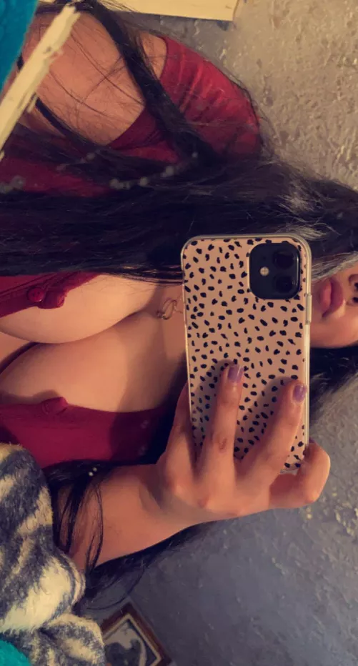 hi there! Anyone awake come follow me 💋🥰 I am bored 🙊☺️