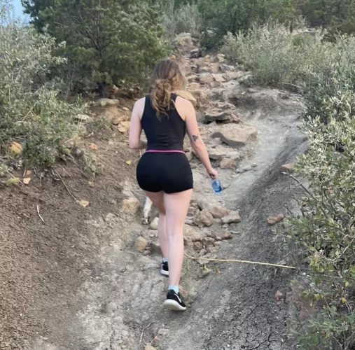 Hiking does the body good 💚 (f)