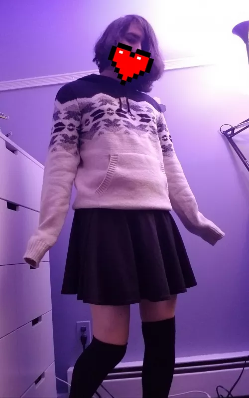 Hiya, how do y'all like my new sweater? >.< Hiya, how do y'all like my new sweater? >.<