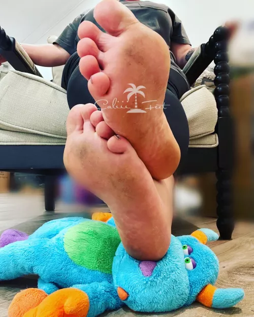 Hmmm which of you footboys is going to be my next footstool? Eeny, meeny, miny, moe… 👉👀