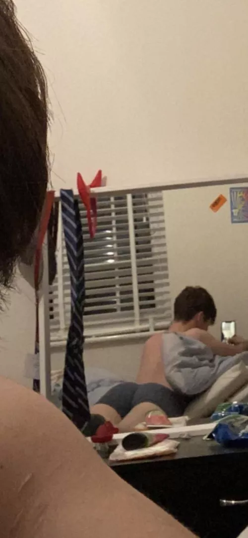 hmu if ur in/near medway kent, i’m off skl all week and i need entertainment 😂