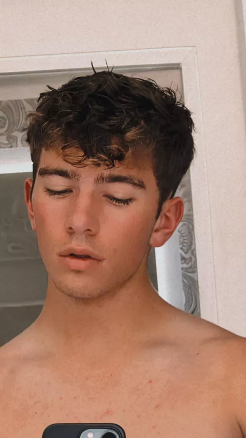 HMU or smthn I’m bored on Christmas Eve