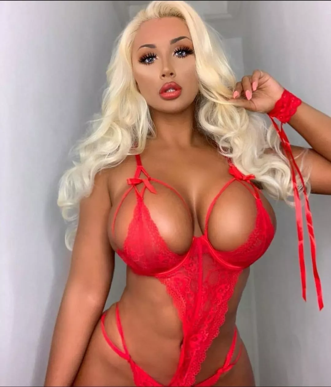 Holly looks AMAZING in red ♥️