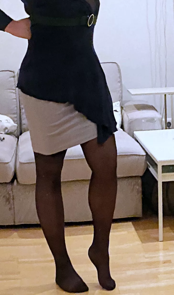 (Home)Office Outfit, should i wear heels at home too?