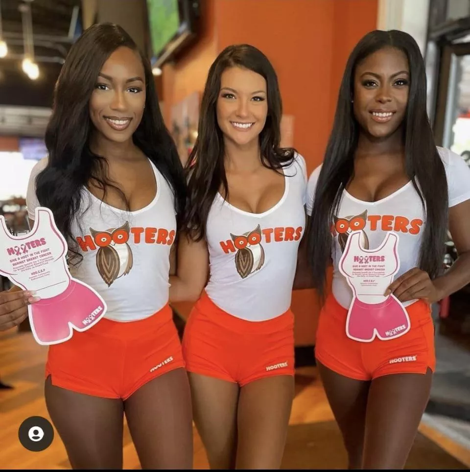 Hooters trio Hooters trio