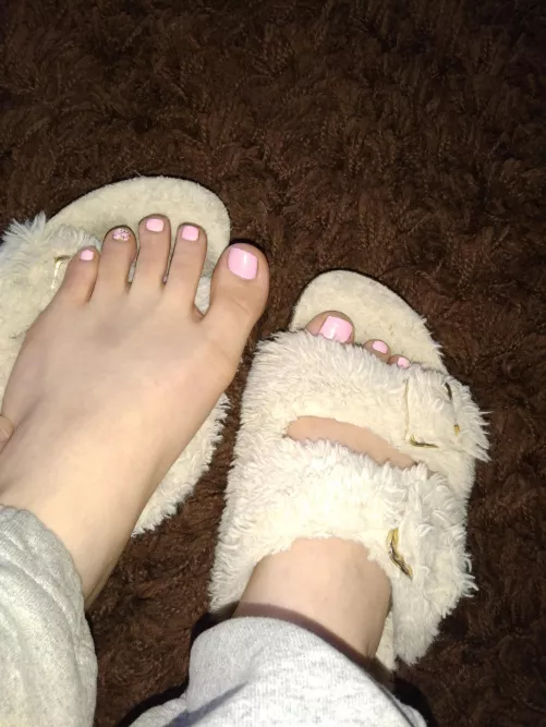 Hope someone likes my toes today 😊