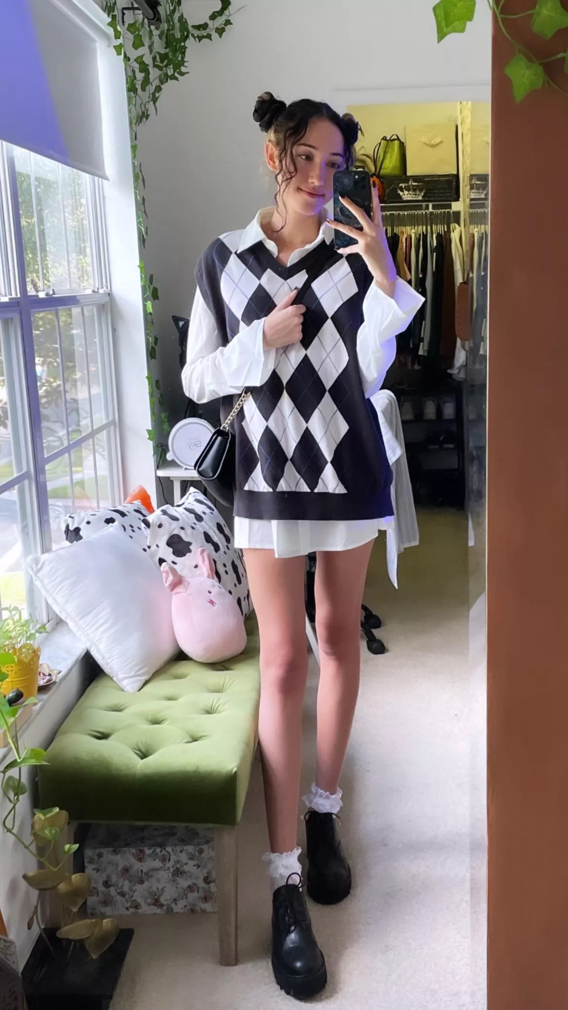 Hope you don’t mind me walking these long legs into your life🖤