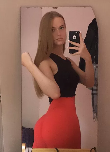Hopefully red leggings will draw your attention Hopefully red leggings will draw your attention