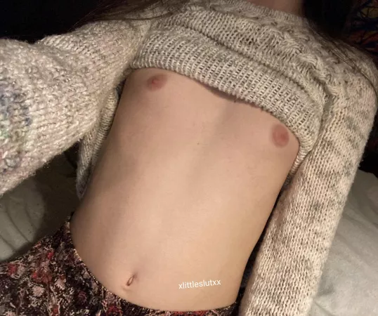 hoping that anyone here love my small titsβ£οΈ