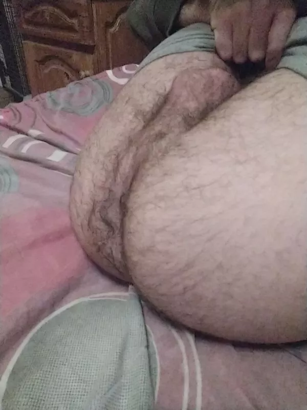 Horny 20 years old boy in need of an older man to play with me!