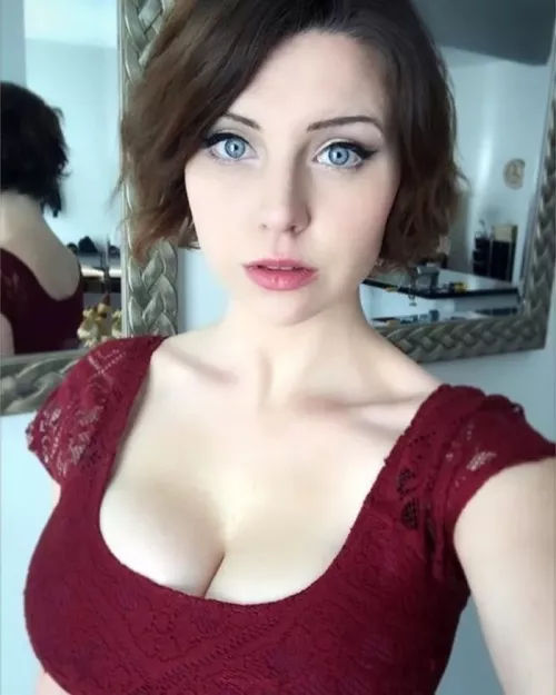 Hot 🔥 babe with a perfect cleavage