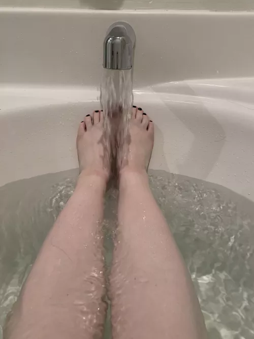 Hot baths are the best for pregnant, swollen feet. 💕