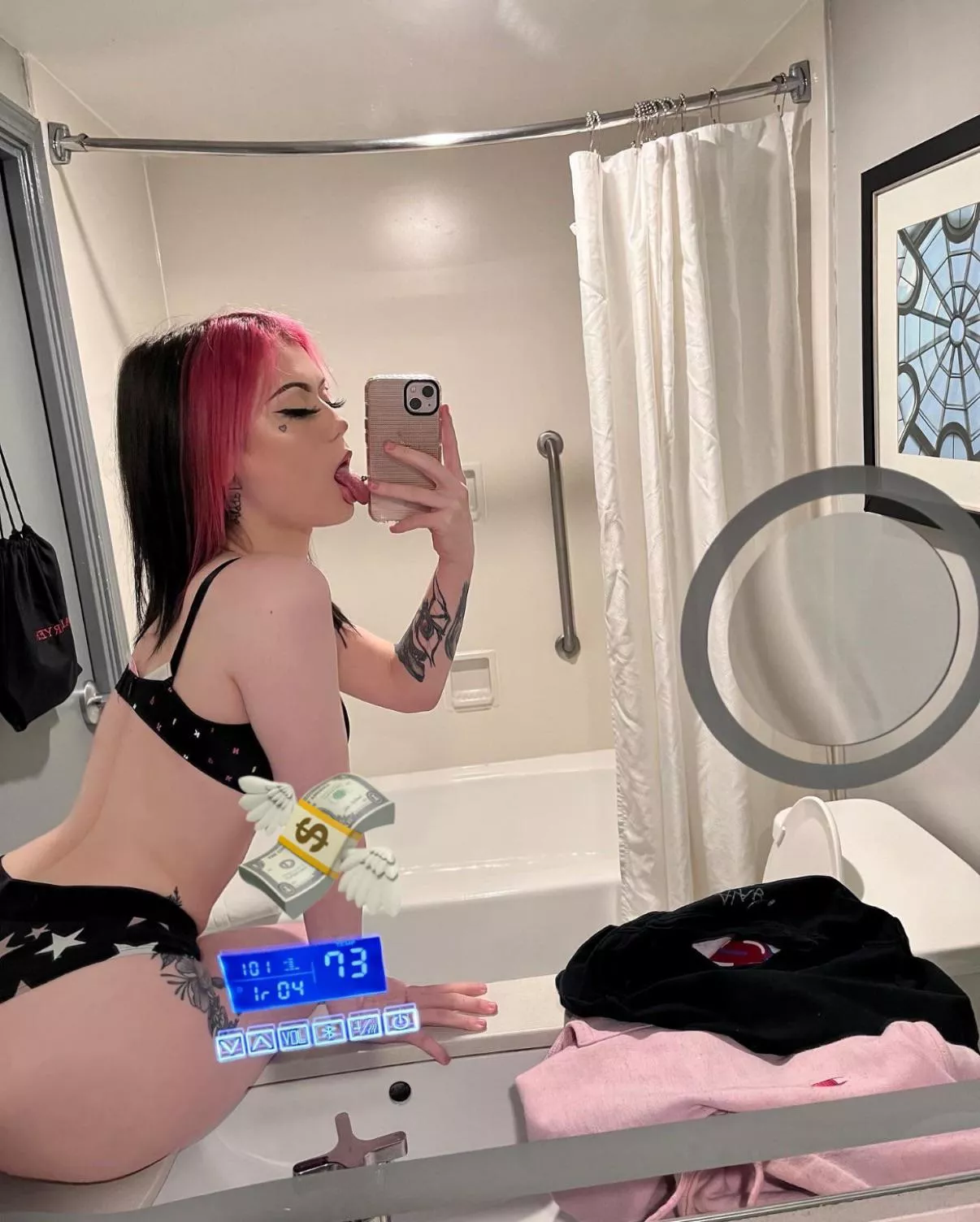 Hot emo girl with very skilled tongue π
 Hot emo girl with very skilled tongue π