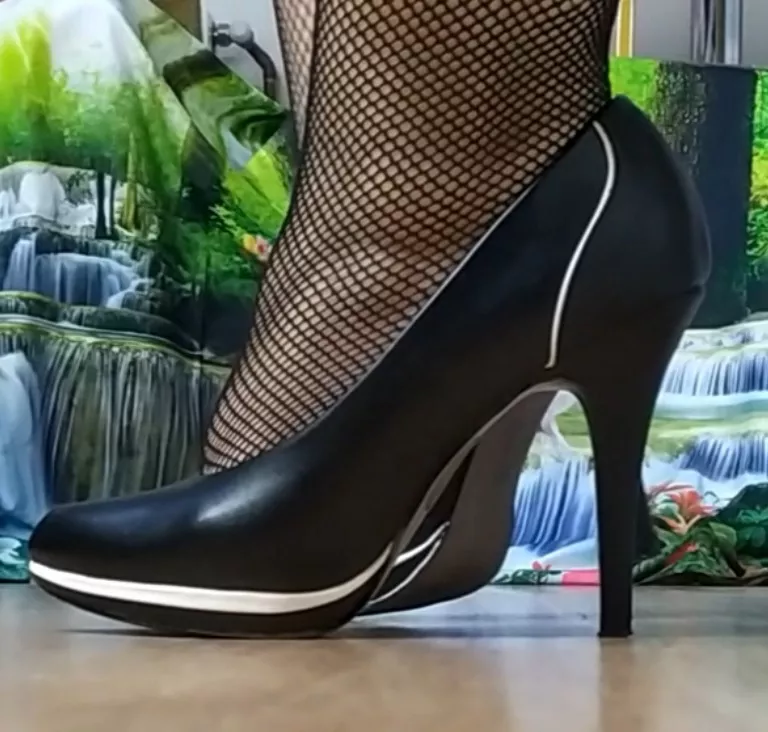 How about fishnet & this elegant black & white heels? How about fishnet & this elegant black & white heels?