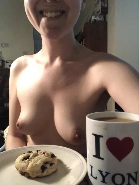 How about some fresh-baked chocolate chip cookies with our afternoon coffee?👩🏻🍳🍪