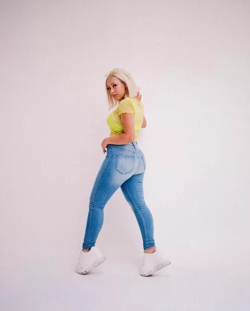 How can you look at Doja Cat’s fat ass and NOT be in love?