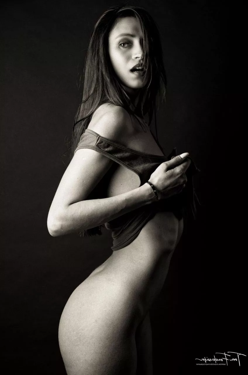 How do we calm my pussy? 🍓Spank it? Stab it? 💥Maybe you can make up your own mind.🔞😍 More in link of comments